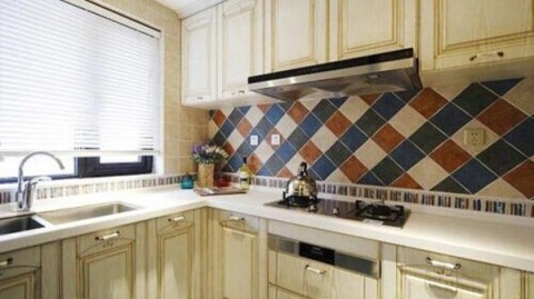 50㎡老破小厨房改造：不拆墙不砸地，千元预算照搬这4招，效果太惊艳！